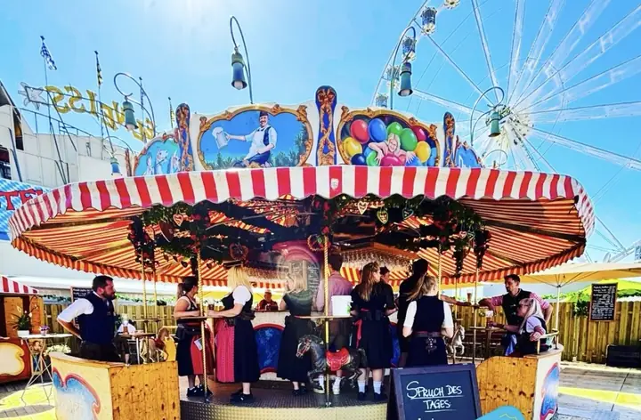 Das Weißbierkarussell mit Riesenrad auf der Passauer Dult
