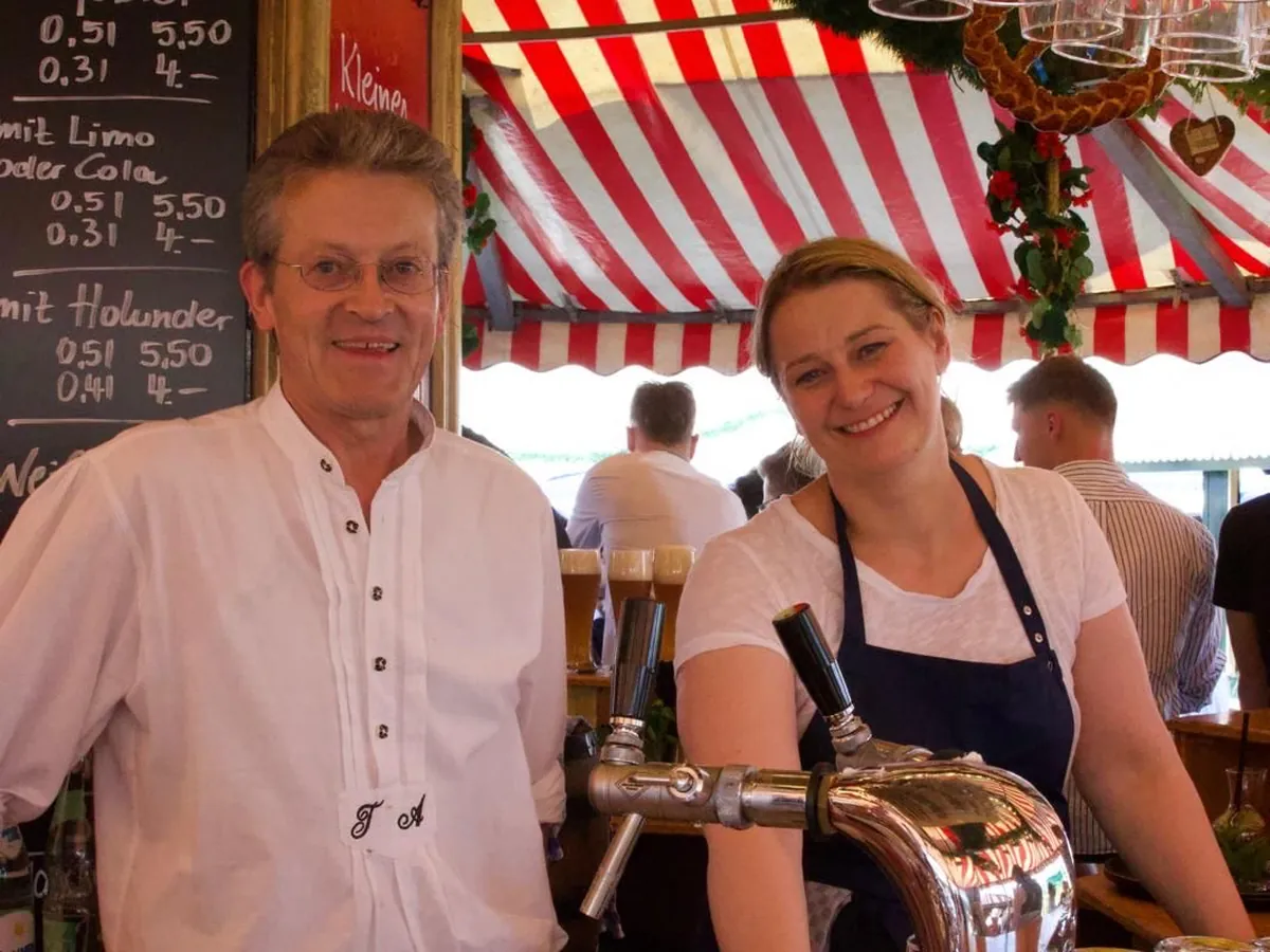 Thomas Andorfer und Evi Streifinger hinter der Bar