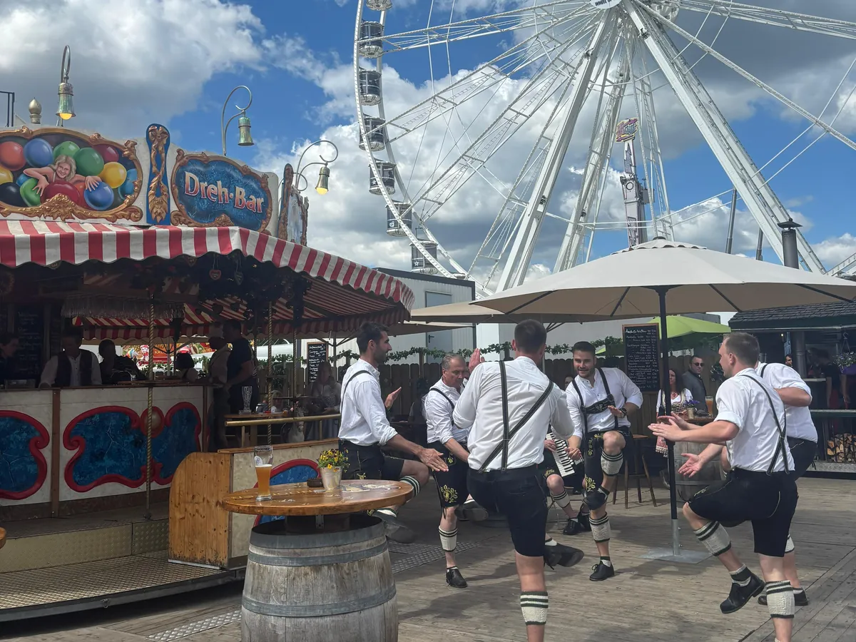 Karussell, Riesenrad und Schuhplattler